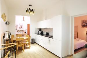 Le Marais Sunshine Apt 5 bdrs 3 mins to metro