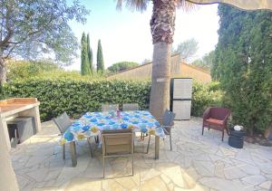Maisons de vacances DOUCEUR D AZUR maison climatisee 1 a 4 personnes avec jardinet piscine et parking ideal sejour pro ou detente : photos des chambres