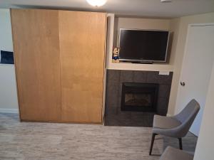 5 Beds 3 Full Bathrooms 3 Bedrooms, Quiet Day & Night, 15 Minutes Walk to 2 Beaches, Large Guest Yard, Kids Gym & Games, 4TVs, Breakfast, WorkStation, Laundry, Kitchen