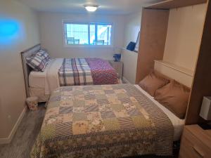 5 Beds 3 Full Bathrooms 3 Bedrooms, Quiet Day & Night, 15 Minutes Walk to 2 Beaches, Large Guest Yard, Kids Gym & Games, 4TVs, Breakfast, WorkStation, Laundry, Kitchen
