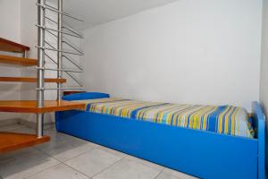 Flat at 30mt from sea, small pool and parking