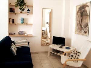 Flat at 30mt from sea, small pool and parking