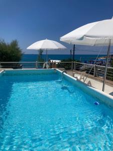 Flat at 30mt from sea, small pool and parking