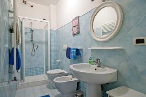 Flat at 30mt from sea, small pool and parking