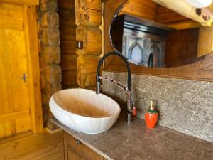 Privaatne maja metsas, kraanist voolab allikavesi