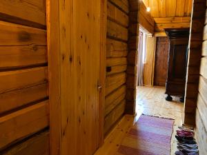 Privaatne maja metsas, kraanist voolab allikavesi