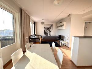 Big 3-Bedroom with Sauna, balcony, FREE parking