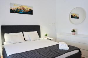 Sunset view Central Tudor apartment - by Open House