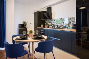 Sunset view Central Tudor apartment - by Open House