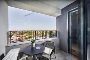 Sunset view Central Tudor apartment - by Open House