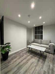 City Comfort Modern 1-Bed Apartment sleeps up to 4