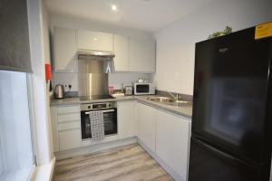 City Comfort Modern 1-Bed Apartment sleeps up to 4