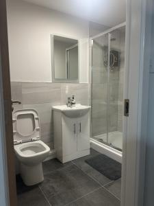 City Comfort Modern 1-Bed Apartment sleeps up to 4