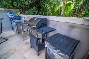 Palm Luxury King Suite, Pool, ocean views, beach short walk West Bay West End