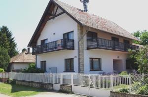 FANNI vízközeli, klimatizált Vendégház - 3hvězdičkové hotely ve městě Balatonboglár