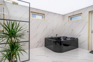 Modern apartment with jacuzzi and sauna