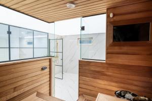 Modern apartment with jacuzzi and sauna