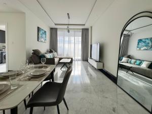 Modern 1BR with Private Jacuzzi in Business Bay
