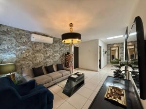 Escala HMO a700 mts del Consulado americano