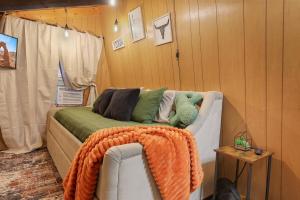 NEW! Hillside Getaway in the Pines, Games, Poker