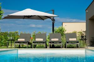 Villa Daleo with heated pool and jacuzzi near Porec