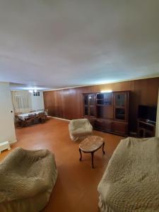 Warm F4, good location