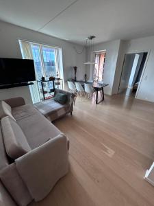 Best Private Seaview Apartment - 2 Balconies, 11th Floor, Elevator, Friendly Lively Area