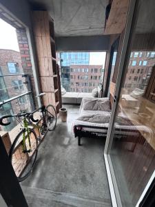 Best Private Seaview Apartment - 2 Balconies, 11th Floor, Elevator, Friendly Lively Area