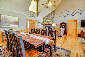 Ellijay Cabin with Hot Tub and Mountain Views