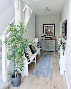 The Heights - quiet detached home - stunning views