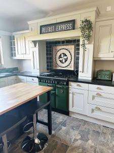 The Heights - quiet detached home - stunning views