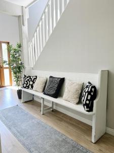 The Heights - quiet detached home - stunning views