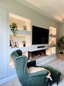 The Heights - quiet detached home - stunning views