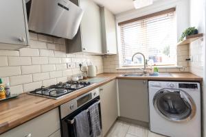 Wheatcroft Sleeps 7 Long Stays Parking and Wi-Fi