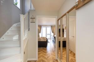 Wheatcroft Sleeps 7 Long Stays Parking and Wi-Fi