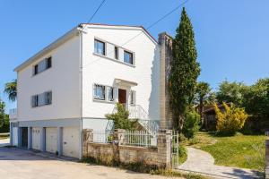Maisons de vacances Les Arenes - Grande maison familiale renovee, 6 a 12 personnes , Vue sur les Arenes, Garage vehicule electrique, Parking Gratuit : Maison 6 Chambres