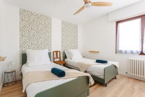 Maisons de vacances Les Arenes - Grande maison familiale renovee, 6 a 12 personnes , Vue sur les Arenes, Garage vehicule electrique, Parking Gratuit : photos des chambres