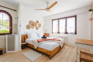 Maisons de vacances Les Arenes - Grande maison familiale renovee, 6 a 12 personnes , Vue sur les Arenes, Garage vehicule electrique, Parking Gratuit : photos des chambres