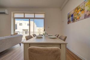 Contemporary Apartment Steps away from Spinola Bay