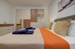 Contemporary Apartment Steps away from Spinola Bay