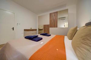 Contemporary Apartment Steps away from Spinola Bay