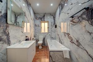 Contemporary Apartment Steps away from Spinola Bay