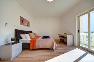 Contemporary Apartment Steps away from Spinola Bay