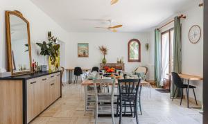Maisons de vacances Les Arenes - Grande maison familiale renovee, 6 a 12 personnes , Vue sur les Arenes, Garage vehicule electrique, Parking Gratuit : photos des chambres