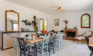 Maisons de vacances Les Arenes - Grande maison familiale renovee, 6 a 12 personnes , Vue sur les Arenes, Garage vehicule electrique, Parking Gratuit : photos des chambres