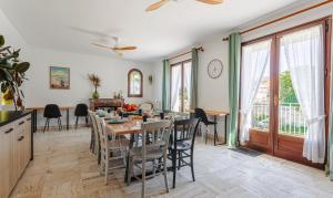 Maisons de vacances Les Arenes - Grande maison familiale renovee, 6 a 12 personnes , Vue sur les Arenes, Garage vehicule electrique, Parking Gratuit : photos des chambres