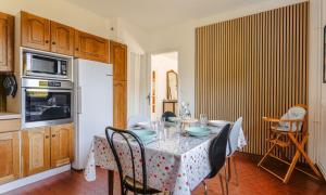 Maisons de vacances Les Arenes - Grande maison familiale renovee, 6 a 12 personnes , Vue sur les Arenes, Garage vehicule electrique, Parking Gratuit : photos des chambres