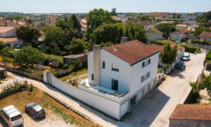 Maisons de vacances Les Arenes - Grande maison familiale renovee, 6 a 12 personnes , Vue sur les Arenes, Garage vehicule electrique, Parking Gratuit : photos des chambres