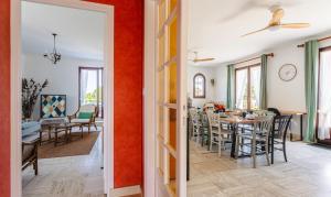 Maisons de vacances Les Arenes - Grande maison familiale renovee, 6 a 12 personnes , Vue sur les Arenes, Garage vehicule electrique, Parking Gratuit : photos des chambres