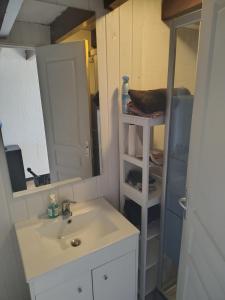 Studio avec chambre au calme face à un champs